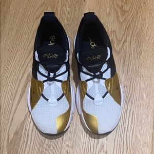 Barely worn Nike sneakers